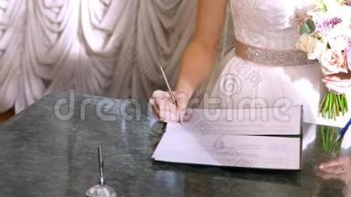 婚礼传统，仪式。 结婚典礼。 新婚夫妇签署结婚文件、结婚证。 特写镜头。